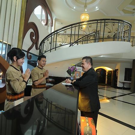 Hotel Swarna Dwipa Palembang Kültér fotó