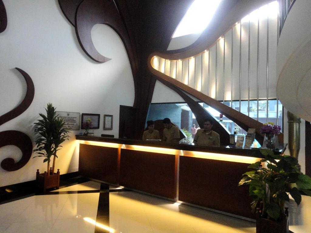 Hotel Swarna Dwipa Palembang Kültér fotó